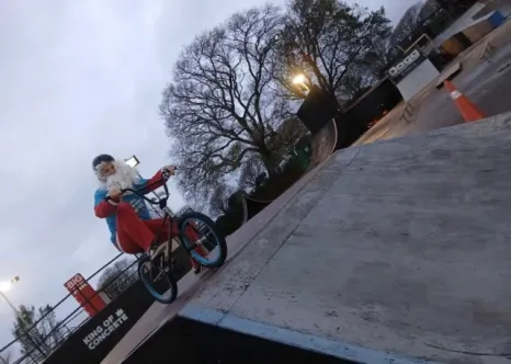 Please support the team over at Foster Portsmouth with their campaign if you are interested in becoming a foster career please contact them.  Santa completed his festive decathlon challenge with some bmx riding, scootering and ice skating. 
As part of the campaign, Santa has left a festive goodie bag at each venue. These bags include small treats and information about fostering with Foster Portsmouth. Members of the public are invited to visit the venues on Friday 5 December to pick up a goodie bag. Bags will be available on a first come, first served basis at each location.
The venues include:
• Southsea Skate Park, Southsea
• Pitt Street Skate Park, Commercial Road
• Portsmouth Ice Rink, Guildhall Square
• Spark Community Space, Fratton
• BH Live Mountbatten, North End
• Casemates Studio, Hilsea Lines
• Pure Ground Community Café at Milton Village Hall
• Portsmouth Museum, Museum Road
• The John Pounds Centre, Portsea
• The Canteen, Southsea
The decathlon offered an opportunity to celebrate our foster carers’ energy, resilience and commitment as well as highlighting the need for more carers in and around Portsmouth. 
Read on: www.foster.portsmouth.gov.uk/santa-decathlon/  #southsea #southsea78 #skatepark #santa #fostering #fosteringportsmouth